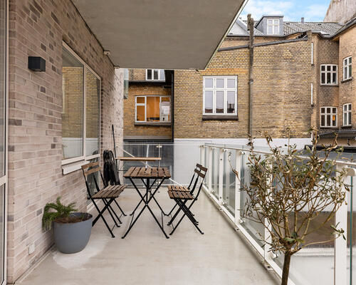 Attraktiv 2-værelses lejlighed med altan på populære Jægergårdsgade