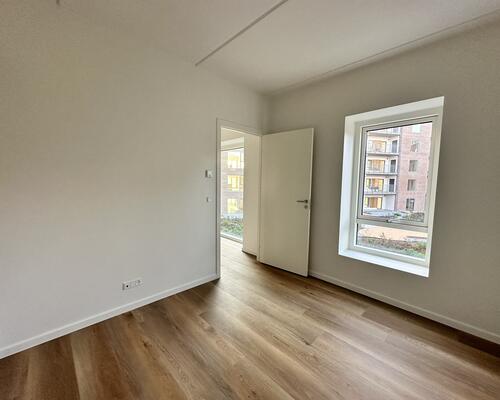 Moderne lejlighed med stor altan og naturskøn beliggenhed