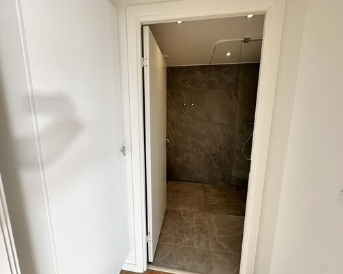 Skøn 3-værelses lejlighed med altan og udsigt