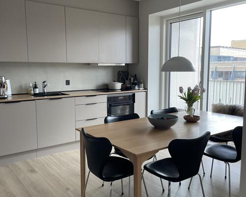 Lys og velindrettet 3-værelses med overdækket altan