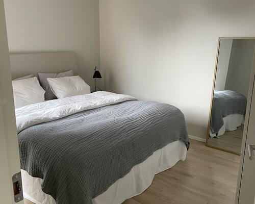 Lys og velindrettet 3-værelses med overdækket altan