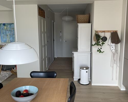 Lys og velindrettet 3-værelses med overdækket altan