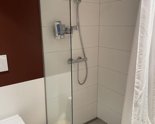 Lys og velindrettet 3-værelses med overdækket altan