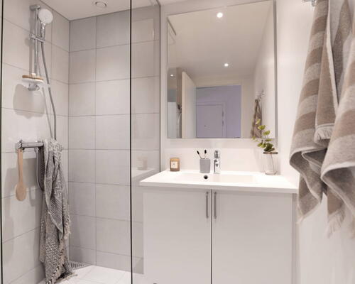 Skøn 3-værelses bolig med moderne materialevalg, optimal indretning og egen terrasse mod gården - Ingen bindingsperiode!