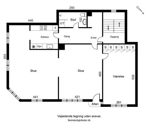 Lys og rummelig lejlighed med store opholdsrum og altan
