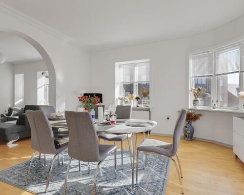 Lys og rummelig lejlighed med store opholdsrum og altan