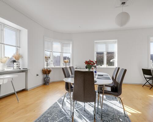 Lys og rummelig lejlighed med store opholdsrum og altan