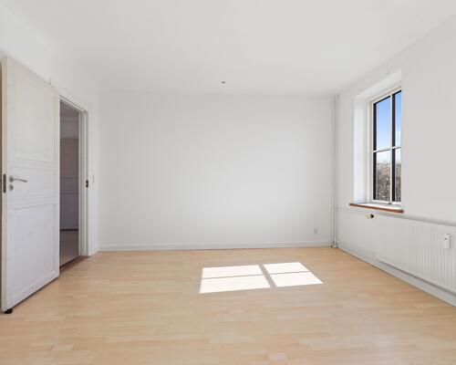 Lys og velindrettet lejlighed med god planløsning