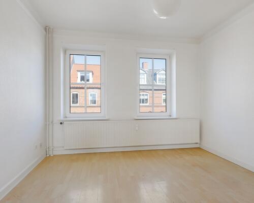 Lys og velindrettet lejlighed med god planløsning