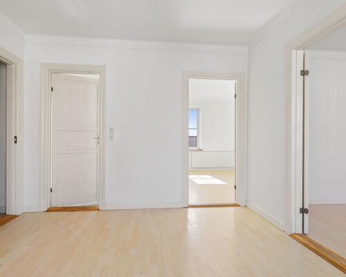 Lys og velindrettet lejlighed med god planløsning