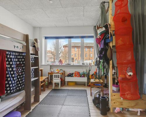 Lys og rummelig 4-værelses lejlighed på 110 m² med to stuer