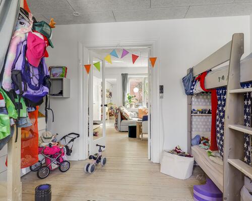 Lys og rummelig 4-værelses lejlighed på 110 m² med to stuer