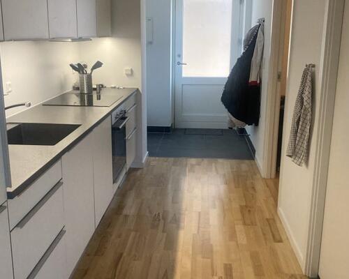 Lys og moderne 2-værelses lejlighed med egen terrasse udlejes i Aarhus C