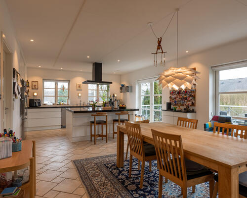 Fuldt møbleret stor villa | Bredsten