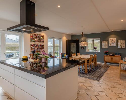 Fuldt møbleret stor villa | Bredsten