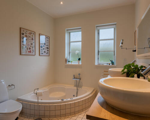 Fuldt møbleret stor villa | Bredsten