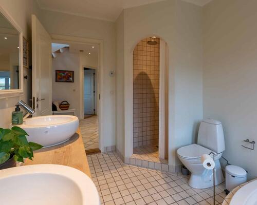 Fuldt møbleret stor villa | Bredsten