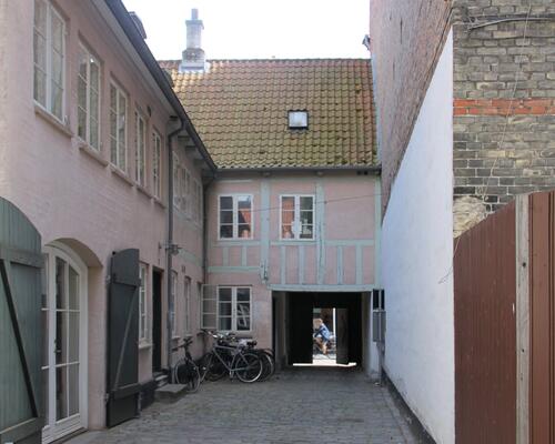 Charmerende 2-værelses lejlighed i to plan