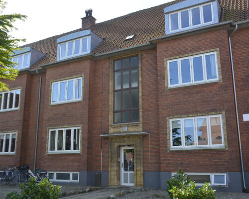 Lys 2-værelses lejlighed med altan i Odense C