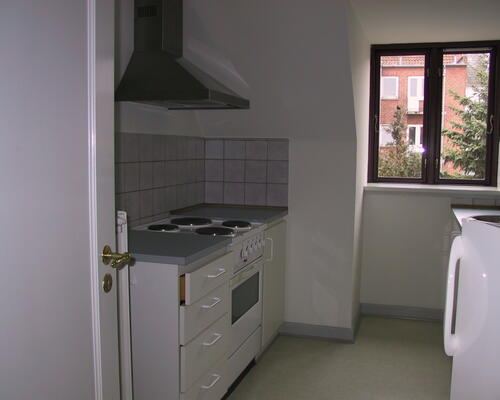 Lys 2-værelses lejlighed med altan i Odense C