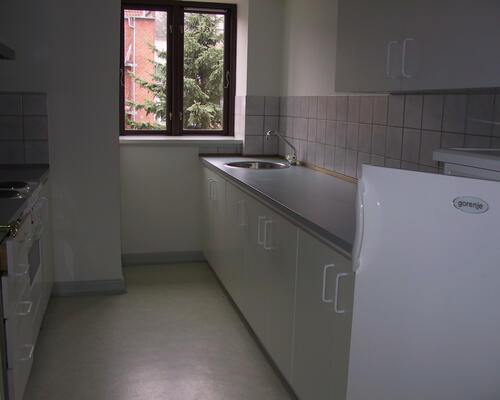 Lys 2-værelses lejlighed med altan i Odense C