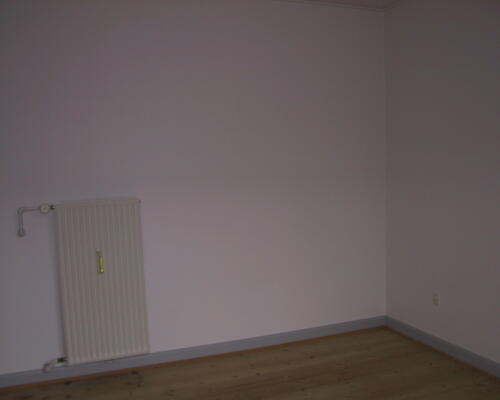 Lys 2-værelses lejlighed med altan i Odense C