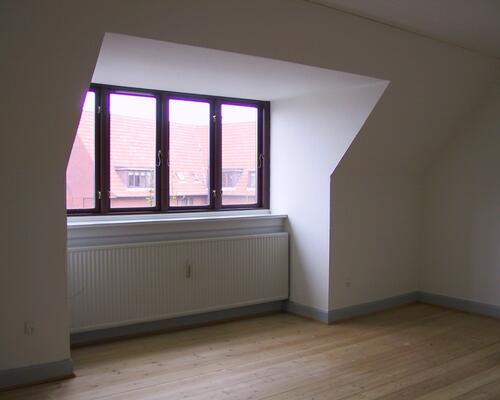 Lys 2-værelses lejlighed med altan i Odense C