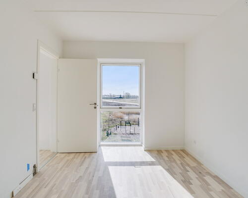 Egedal Stationsby - Lys 3 værelses lejebolig med stor altan og udsigt over markerne