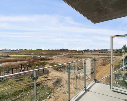 Egedal Stationsby - Lys 3 værelses lejebolig med stor altan og udsigt over markerne