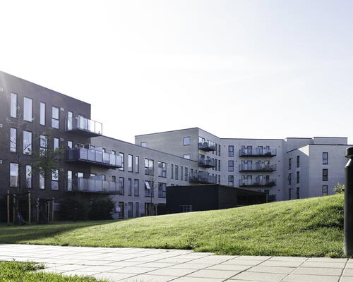 Egedal Stationsby - Lys 3 værelses lejebolig med stor altan og udsigt over markerne