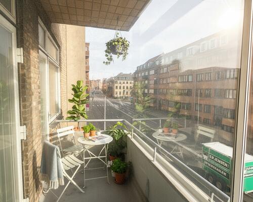 Indbydende lejlighed med altan i hjertet af Aalborg