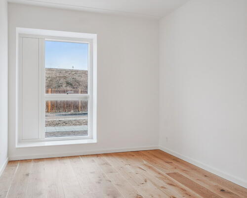 Stor 3-værelses bolig med moderne køkken, gode værelser og egen terrasse - Ingen bindingsperiode!