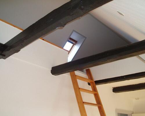 Hyggelig 2-vær taglejlighed med NYT køkken og hems. Huslejen er inkl. vand.