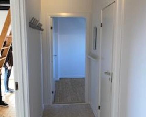 Hyggelig 2-vær taglejlighed med NYT køkken og hems. Huslejen er inkl. vand.