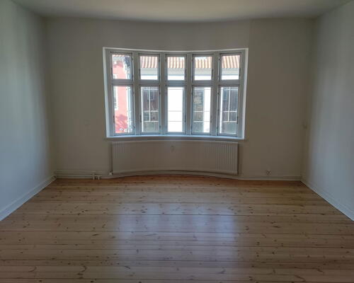 Lys og delevenlig 4-værelses på 125 m2 med karnap og opvaskemaskine