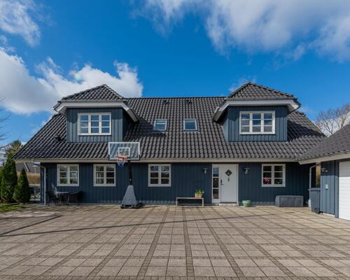 Fuldt møbleret stor villa | Bredsten