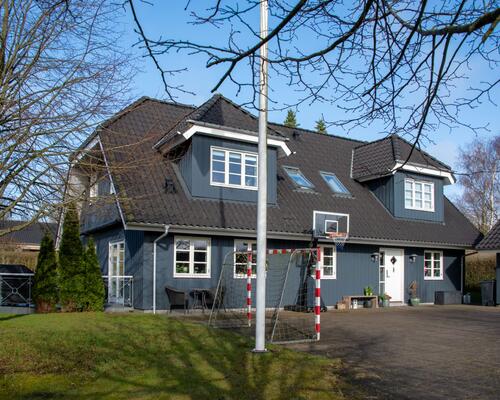 Fuldt møbleret stor villa | Bredsten