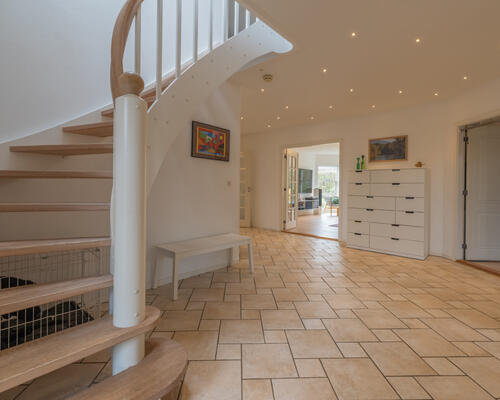 Fuldt møbleret stor villa | Bredsten