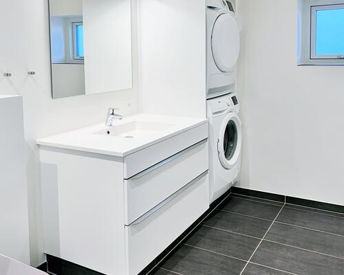 Lys og moderne 1. sals lejlighed med alt i hårde hvidevarer