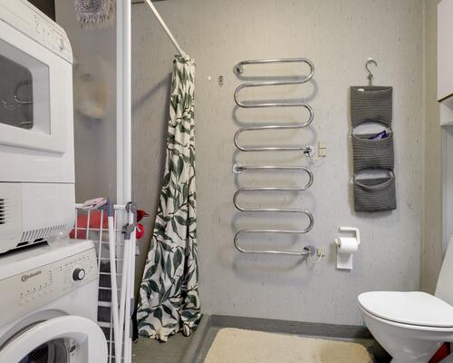 Lys og rummelig lejlighed med store opholdsrum og altan