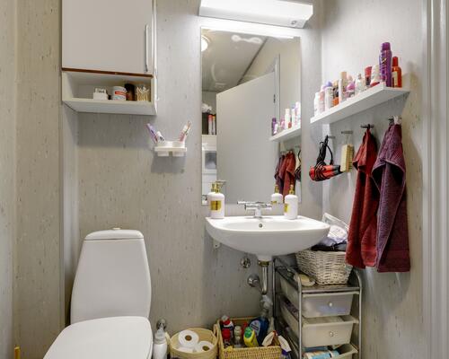 Lys og rummelig lejlighed med store opholdsrum og altan