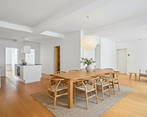 Eksklusiv lejebolig med 2 badeværelser og direkte udgang til gården