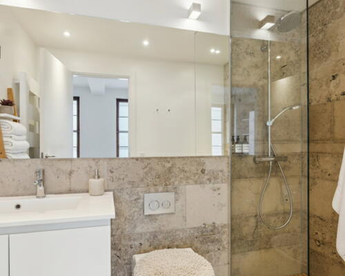 Eksklusiv lejebolig med 2 badeværelser og direkte udgang til gården