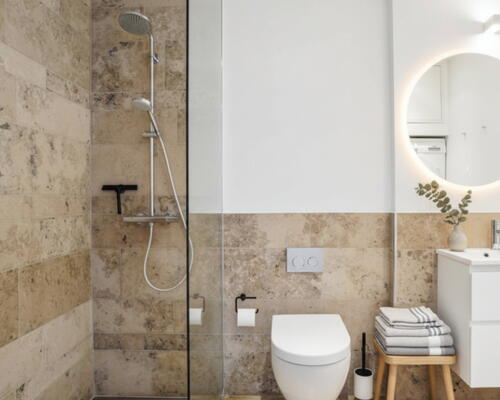 Eksklusiv lejebolig med 2 badeværelser og direkte udgang til gården