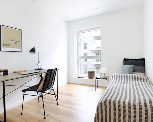 Lyst 4-værelses rækkehus med plads til hele familien, dejlig sydvendt terrasse og have - To toiletter og gulvarme i hele boligen!