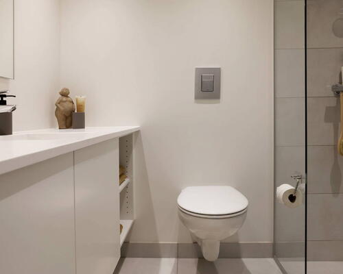 Dejlig 4-værelses bolig med god planløsning, egen altan, lyst materialevalg og gulvarme i hele hjemmet.