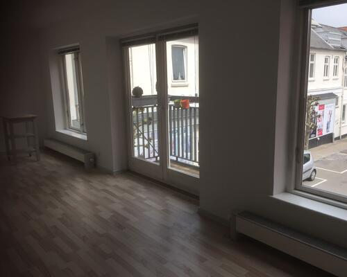 Flot lejlighed med altan på gågaden i Vejle