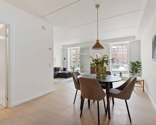 STOR 2-VÆRELSES MED ALTAN I AARHUS C