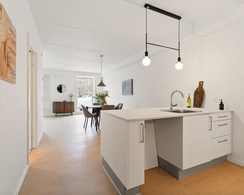 STOR 2-VÆRELSES MED ALTAN I AARHUS C