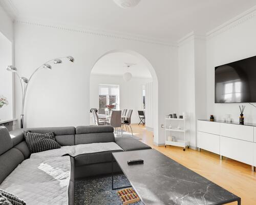 Lys og rummelig lejlighed med store opholdsrum og altan